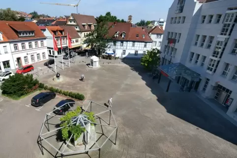 Herausforderung für die Sparkasse und den Gestaltungsbeirat: Wie kann die Hauptstelle der Bank (rechts) erneuert und gut ins Vie Herausforderung für die Sparkasse und den Gestaltungsbeirat: Wie kann die Hauptstelle der Bank (rechts) erneuert und gut ins Vie