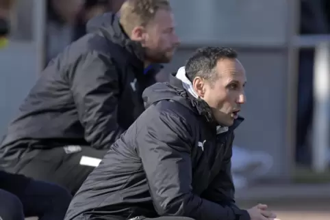 Marco Laping (vorne), Trainer des FC Arminia Ludwigshafen, blieb nach der 0:2-Niederlage seiner Mannschaft in Waldalgesheim der 