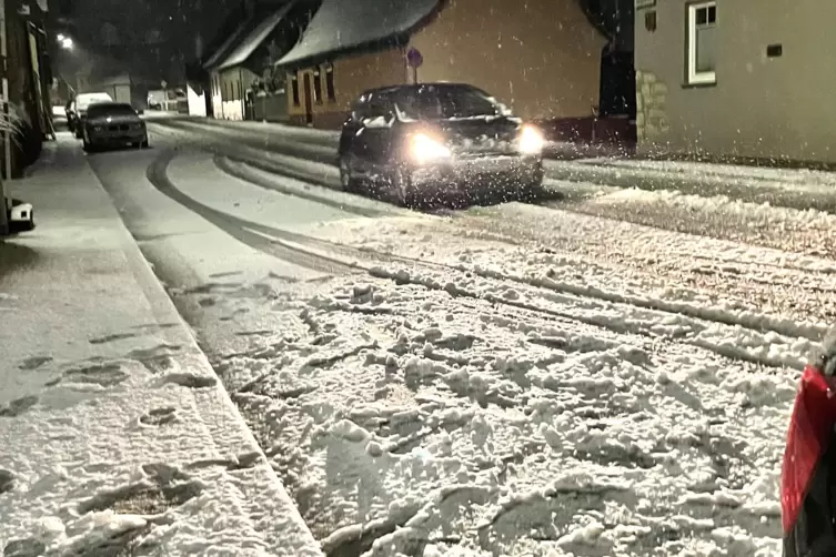 War in der Form nicht mehr zu erwarten: geschlossene Schneedecke am Freitagabend in Dreisen.