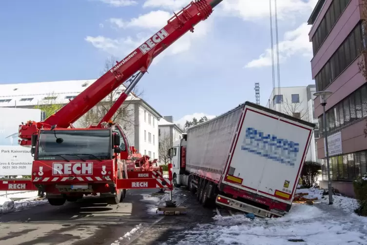 Queerstehende Lastwagen mussten teils mit schwerem Ger&auml;t geborgen werden.