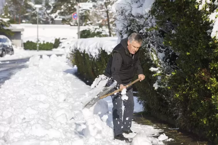 Am Samstagmorgen war nicht nur f&uuml;r Volker Gablemann Schneeschaufeln angesagt .
