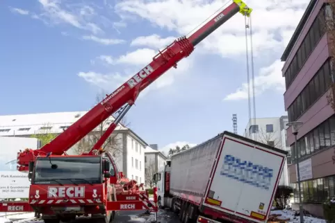 Ein Autokran muss in Kaiserslautern einen Lkw aus einem Straßengraben bergen.