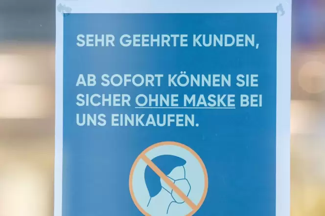 Ein Schild an einem Schaufenster informiert die Kunden über den Wegfall der Maskenpflicht im Einzelhandel.