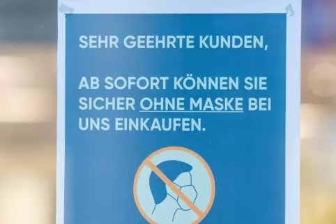Ein Schild an einem Schaufenster informiert die Kunden über den Wegfall der Maskenpflicht im Einzelhandel. Ein Schild an einem Schaufenster informiert die Kunden über den Wegfall der Maskenpflicht im Einzelhandel.