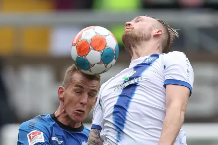 Hautnah: Paderborns Uwe Hünemeier (links) im Kampf um den Ball mit Philipp Hofmann vom KSC.