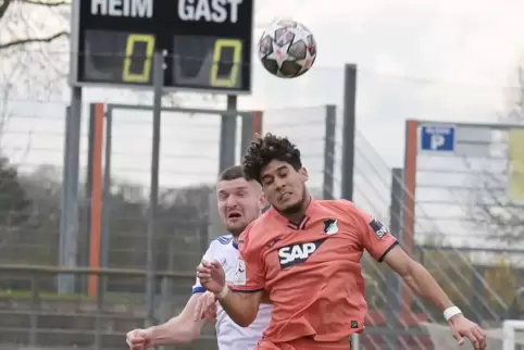 Bis zur 88. Minute stand es 0:0. Hier ein Kopfballduell von FKP-Innenverteidiger Yannick Grieß (links) mit Jihad Bouthakrit.