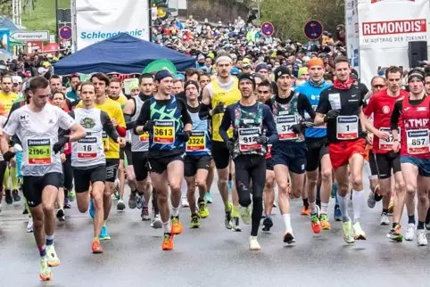 Rund 2000 Läufer sind beim Marathon Deutsche Weinstraße an den Start gegangen.