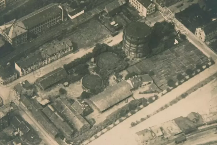 Eine Luftaufnahme aus der Zeit vor dem Ersten Weltkrieg zeigt das Gaswerk mit drei Gasometern an der Ecke Gas-/Bahnhofstraße. He