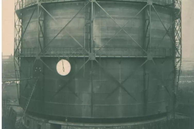 Gleich nach der Umstellung auf Erdgas fiel der erste Gasometer auf dem Gel&auml;nde des Gaswerkes in der Gasstra&szlig;e. 