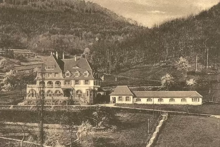 Das Kurhaus 1911 zur Eröffnung mit Kegelbahn. 