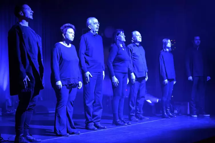 Das Ensemble des Prinzregententheaters bei der szenischen Darstellung des K&auml;stner-Gedichts &bdquo;Verdun, viele Jahre sp&auml;ter&ldquo;.