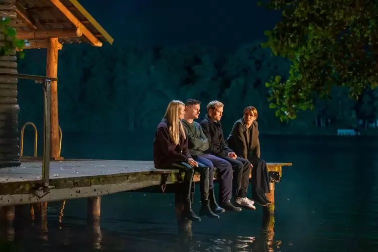 In der ZDF-Mediathek: &bdquo;Das Quartett: Dunkle Helden&ldquo; (2022) mit Anja Kling, Shenja Lacher, Annika Blendl und Anton Spieker. 