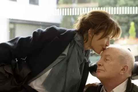 Jeder Kuss könnte der letzte sein: Sophie Marceau mit Filmvater Andre Dussollier in „Alles ist gutgegangen“.