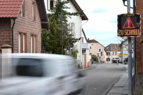 Anwohner beklagen, dass sich in der Wachenheimer Waldstraße viele Auto- und Motorradfahrer nicht an Tempo 30 halten. 