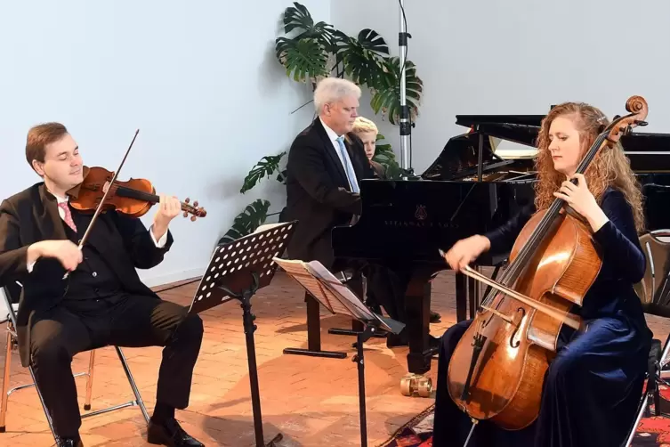 Martin Osiak und Hannah Vinzens vom Thumegg-Trio wurden in Kirchheimbolanden vom Pianisten Eric Chumachenco unterstützt.