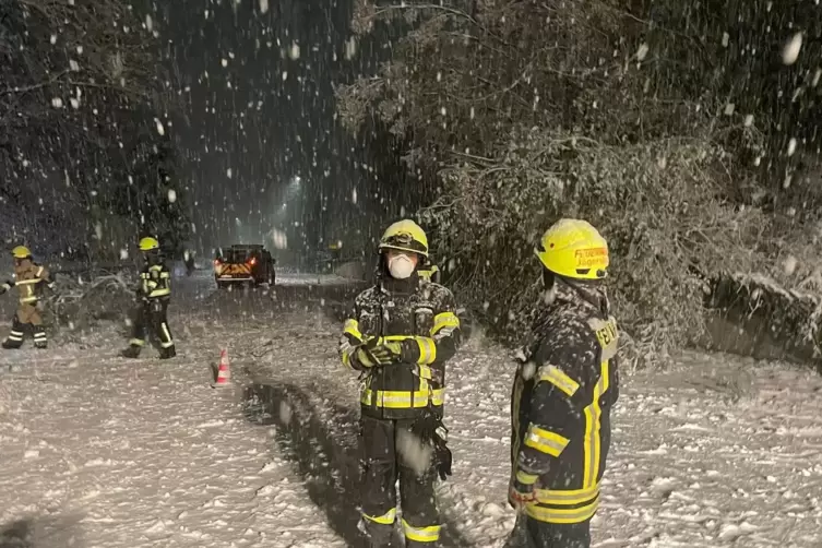 Selbst die Feuerwehr rechnete nicht mit dem heftigen Schneefall. 