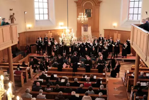 Bachs Johannes-Passion in der Grünstadter Martinskirche: Am Pult der Evangelischen Jugendkantorei und des Dresdner Barockorchest