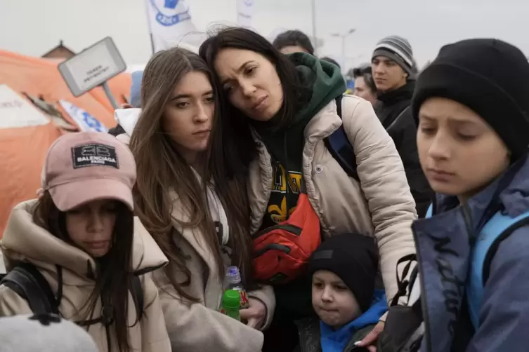 Geflüchtete Frauen und Kinder aus der Ukraine, hier an einem Grenzübergang nach Polen.