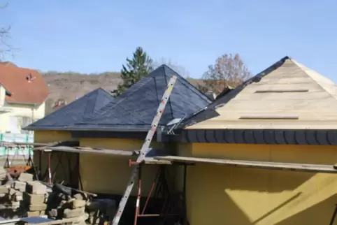 Rund 40.000 Euro kosten die Arbeiten am Dach der Grillhütte. 