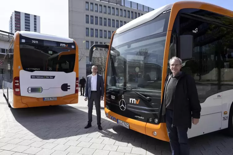 Umweltdezernent Alexander Thewalt (rechts) und RNV-Geschäftsführer Christian Volz präsentieren die neuen Busse. 