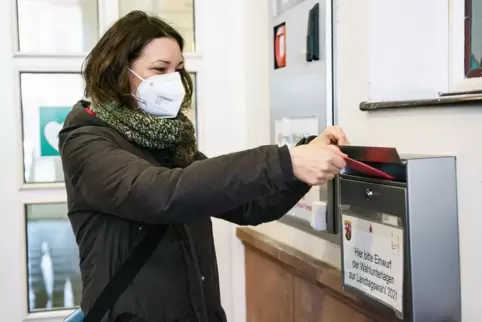 März 2021: Anne Spiegel wirft im Speyerer Rathaus ihre Briefwahl-Unterlagen ein. Bei dieser Landtagswahl war sie Spitzenkandidat