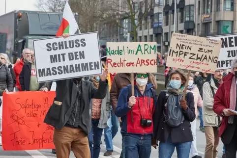Einige Impfgegner protestieren weiter, auch wenn es keine Impfpflicht mehr gibt und die meisten Corona-Beschränkungen gefallen s