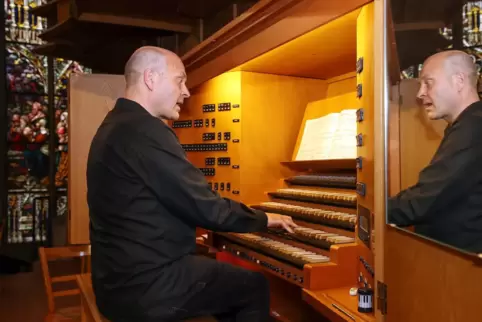 Robert Sattelberger an der großen Orgel der Gedächtniskirche. 