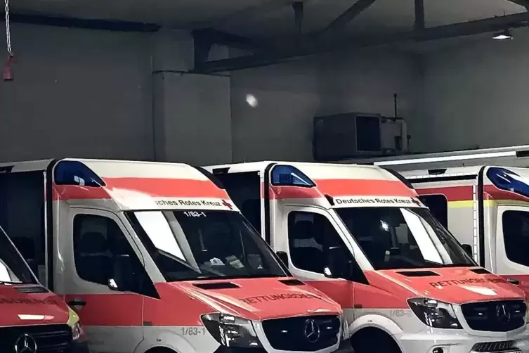Einsatzfahrzeuge stehen dicht an dicht, weil die Halle an der Friedrichstra&szlig;e zu klein ist.