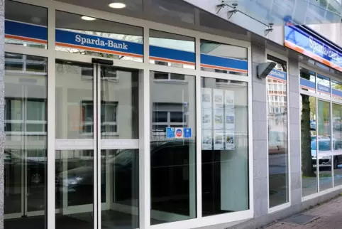 Der 59-Jährige soll eine Sparda-Bank-Mitarbeiter aufgefordert haben, den Geldautomaten leerzuräumen. Das war jedoch nicht möglic