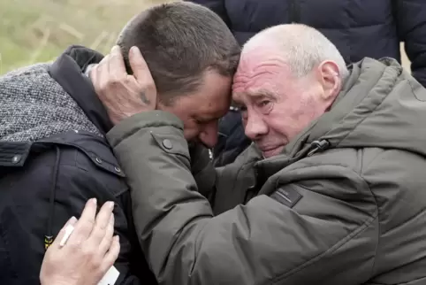 Trauer an einem Massengrab mit Zivilisten in der ukrainischen Stadt Butscha.