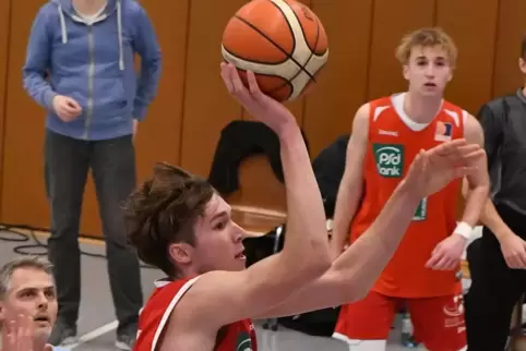 Julian Surblys (am Ball) steht der SG nach langer Verletzungspause wieder zur Verfügung. 