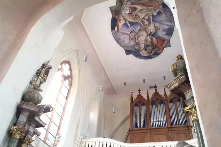 Sehenswert: die restaurierte Orgel und das Deckengem&auml;lde.