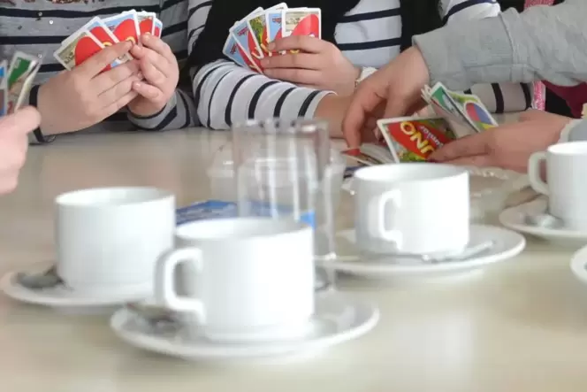 Einfach mal unbeschwert miteinander reden oder auch spielen: Flüchtlingscafés haben sich seit 2015 bewährt. Einfach mal unbeschwert miteinander reden oder auch spielen: Flüchtlingscafés haben sich seit 2015 bewährt.