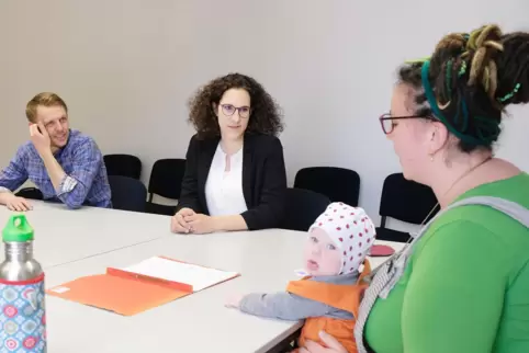 Vorstandssitzung am Dienstag im Boulogne-Zimmer des Rathauses. Rechts die Vorsitzende Anika Weber mit Töchterchen Ronja, links d