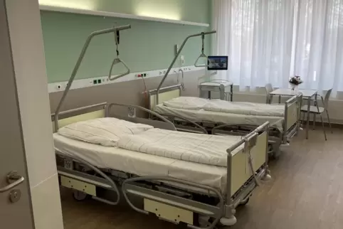 Zwei Betten: Blick in ein neues Patientenzimmer. Zwei Betten: Blick in ein neues Patientenzimmer.
