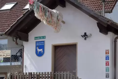 Zeugnis der Reweschnier-Kerwe: ein betagter, längst verblasster Strauß. In Blaubach mühen sich noch einige Bürger, das Gemeindel