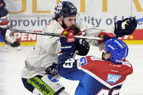 Viel los: Ex-Adler Codey Lampl (links) - Ruslan Iskhakov (rechts, Adler).