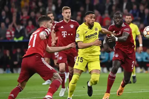 Lucas Hernandez und Dayot Upamecano von München in Aktion gegen Arnaut Danjuma. 