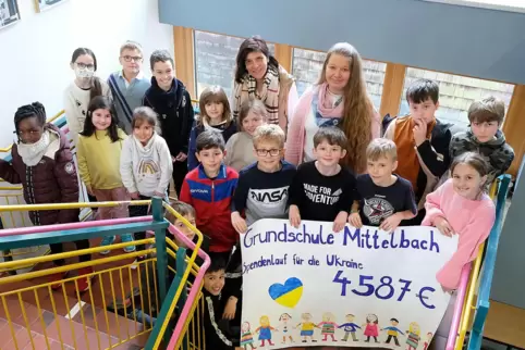 Mittelbacher Grundschüler mit Ideengeberin und Lehrerin Barbara Wagner (hinten links) und Schulleiterin Silke Selinger (daneben)