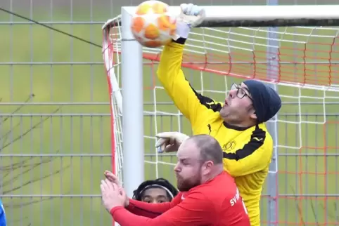 Murat Akkaya, Sportlicher Leiter des TuS Rüssingen und Torhüter, glaubt an eine Außenseiterchance des Verbandsligisten in Idar-O