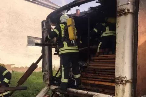 Zwei Trupps unter Atemschutz konnten das Feuer unter Kontrolle bringen. 