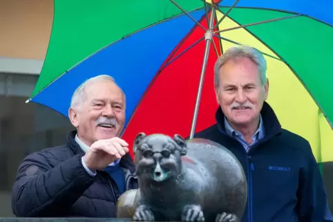 Otto Berthold (links) und Rudi Regenauer am Otterdrittschebrunnen: Für das Wasserspiel hat der VHNO den renommierten Bildhauer G