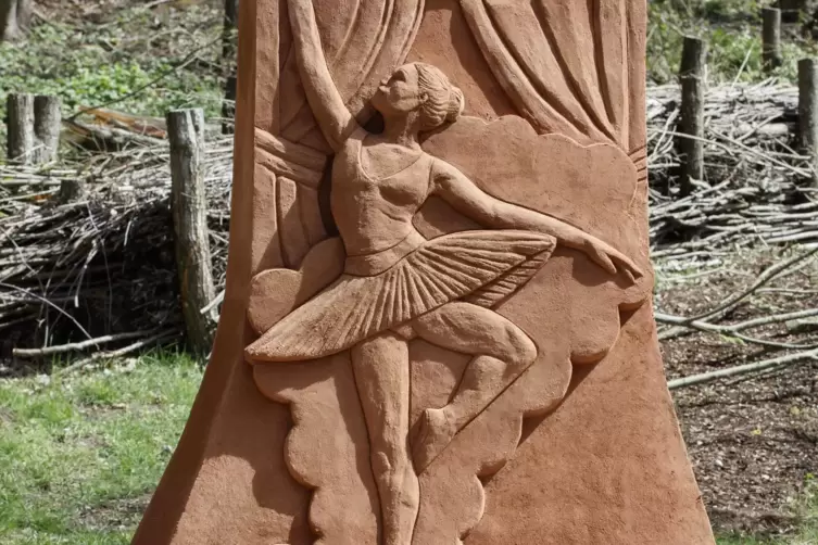 Verg&auml;ngliche Kunst: Ballerina auf der Gartenschau in Kaiserslautern. 