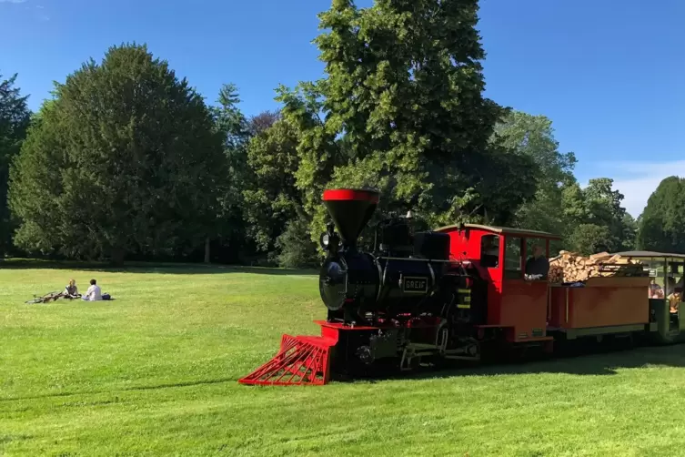Auch eine Dampflok zieht die kleine Bahn durch den Schlossgarten. 