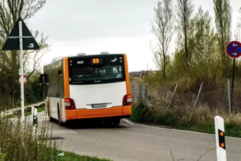 Bedenkliche Schieflage: ein Linienbus auf der Mittelpartstraße. 