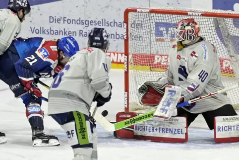 Das Siegtor: Von Nico Krämmers Kufen prallt die Scheibe ab. 