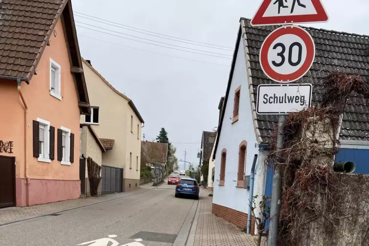In der Bornheimer Ortsdurchfahrt ist der Schulweg ausgeschildert. 