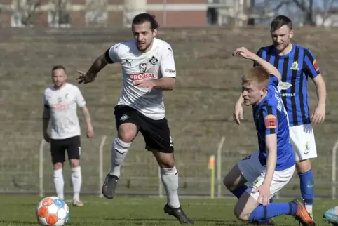 Dynamisch: Yakub Polat vom FC Arminia treibt im Spiel gegen Eintracht Trier den Ball durch das Mittelfeld. 