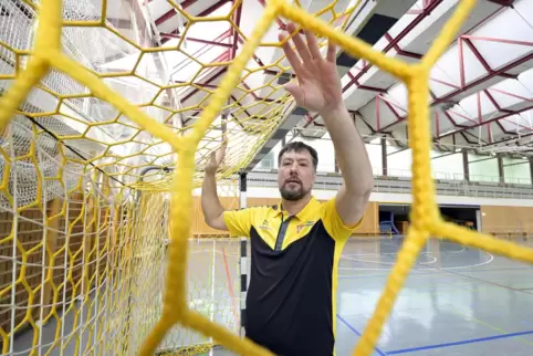 Tobias Gunst, der technische Leiter des VTV Mundenheim, prüft die Tornetze in der Ries-Halle.