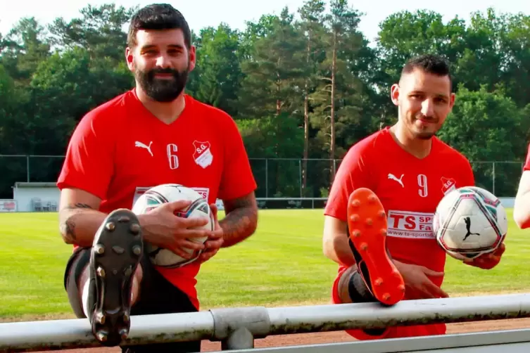 Auch im Ramadan fit genug für 90 Minuten Landesliga-Fußball: Mounir Rabahi (rechts), Co-Spielertrainer der SG Eppenbrunn. Floria